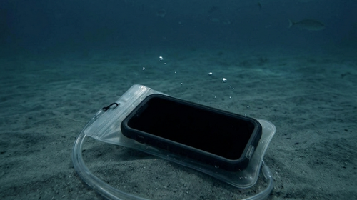 Téléphone utilisé sous l'eau pour prendre des photos en mer cet été avec une protection étanche.
