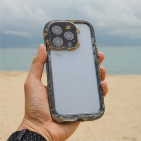 Coque étanche iPhone polycarbonate dur avec certification waterproof pour la plage et les sports nautiques.