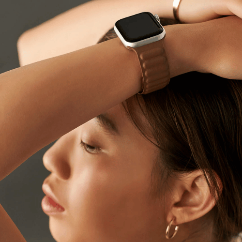 Gros plan sur la fermeture magnétique d'un bracelet Leather Link Apple Watch