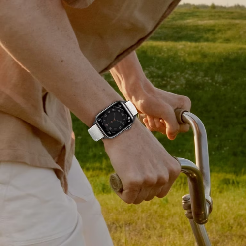 Gros plan du bracelet Boucle Moderne Apple Watch en cuir Granada porté au poignet