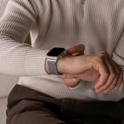 Gros plan du fermoir magnétique d'un Milanese Loop Apple authentique