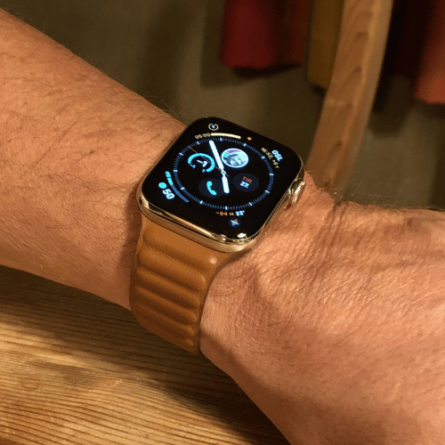 Bracelet Leather Link Apple Watch porté au poignet, la boucle magnétique enroulée autour du bras