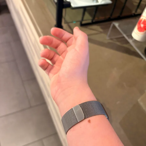 Bracelet Milanese Loop Apple Watch Gold porté au poignet