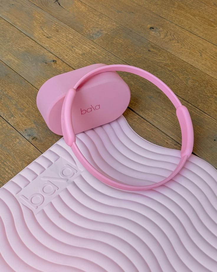 Poids portables BALA pendant un cours de Pilates