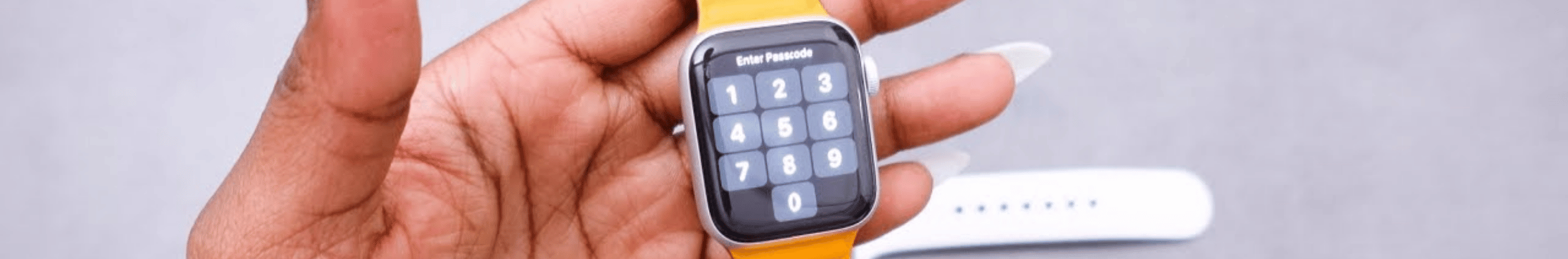 Bracelets Leather Link pour Apple Watch présentés côte à côte dans plusieurs coloris
